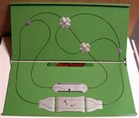 S2003-960 open.jpg; S2003-0960; Varianto autobaan gebruikt om auto's te showen in de winkel met losse onderdelen en draadveren; auto